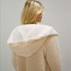 URBAN OUTFITTERS FLUFFY JACKET (BRAND NEW)🤍